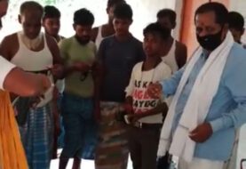 समाजसेवी दिगंबर पांडेय द्वारा सोनो के लखन कियारी पंचायत में मास्क और साबुन का वितरण