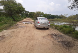 गिद्धौर से स्टेशन होते हुए सेवा जाने वाली रोड की हालत खस्ताहाल,ग्रामीणों ने कहा रोड नहीं तो वोट नहीं