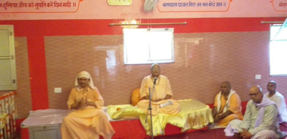 गुरु पूर्णिमा के उपलक्ष में श्री अद्वैत स्वरूप आश्रम मसौड़ी  में सांकेतिक रूप से पर्व मनाया गया