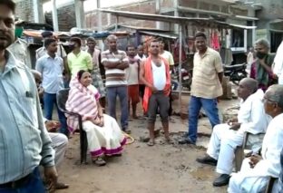 चकाई विधाईका सावित्री देवी स्वतंत्रता दिवस के मौके पर काली पहाड़ी चौक पर कार्यकर्ताओं से मिल समस्याओं का समाधान अविलंब करने का आश्वासन दिया