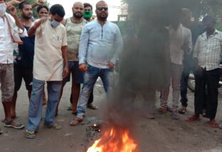 जर्जर सड़क के विरोध में टायर जलाया, नब युवक संघ के संयोजक ने किया विरोध प्रदर्शन