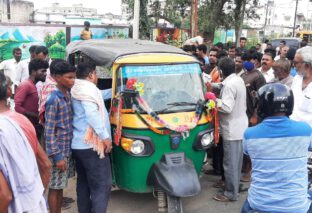 नशे में धुत टेंपो चालक ने मारी महिला और बच्चे को टक्कर, गिद्धौर थाना ने किया चालक को गिरफ्तार