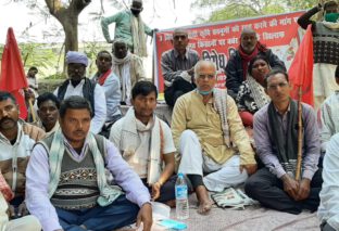 भाकपा माले के कार्यकर्ताओं ने आंदोलनकारी किसानों पर दमन के खिलाफ राज्यव्यापी विरोध कर धरना दिया