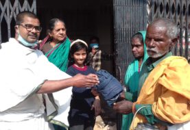 समाजसेवी सूर्या वत्स द्वारा भिक्षाटन कर लाए गए गर्म कपड़ों का जरूरतमंद लोगों में वितरण