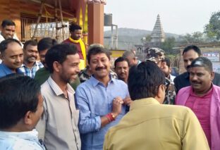 विज्ञान एवं प्रौद्योगिकी मंत्री सुमित कुमार सिंह माथा टेकने पहुंचे झुमराज बाबा मंदिर