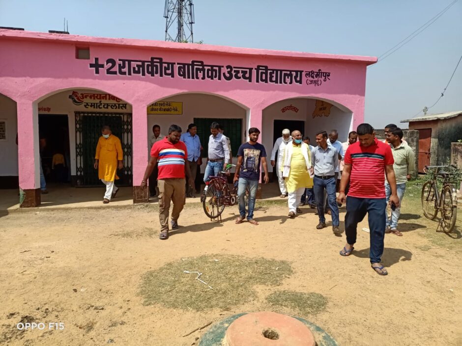 कन्या मध्य विद्यालय का औचक निरीक्षण करने पहुंचे झाझा विधायक दामोदर रावत