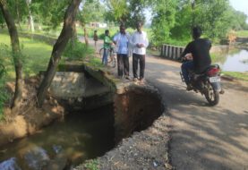 भारी बारिश के कारण जर्जर हुआ पुल कभी भी हो सकता है बड़ा हादसा