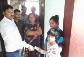 शिक्षक की आकस्मिक मौत पर शिक्षक नेता ने शोकाकुल परिजन से मिल कर दी सहायता राशि