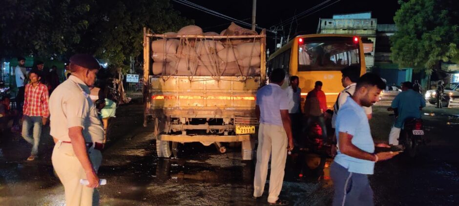जब्त पीडीएस खाद्यान्न लदे ट्रक को पुलिस ने छोड़ा