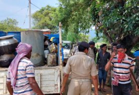पुलिस द्वारा अवैध शराब बनाने वाले के विरुद्ध छापेमारी कर दो घरों से 60 लीटर महुआ शराब के साथ कई समान किया बरामद 