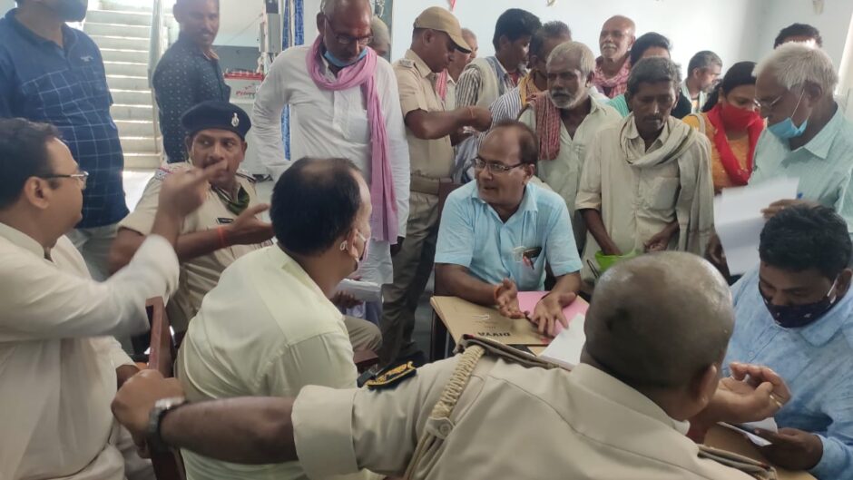 कजरा थाना परिसर में भूमि विवाद निबटारा को लेकर जनता दरबार का आयोजन