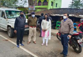 मास्क चेकिंग को लेकर सड़कों पर उतरा चकाई प्रखंड प्रशासन,बासुकीटांड चौक पर 25 व्यक्ति से वसूला जुर्माना