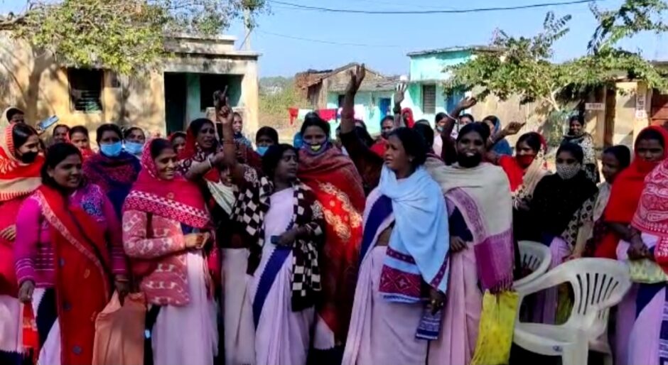 थप्पड़ चलाने वाले बीसीएम को पुनः पदस्थापित करने की मांग को लेकर आशा कार्यकर्ता ने दिया धरना