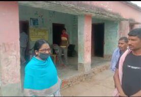 प्राथमिक विद्यालय संनखपरी में मिड डे मिल का चावल बच्चो के बीच वितरण करने में लापरवाही