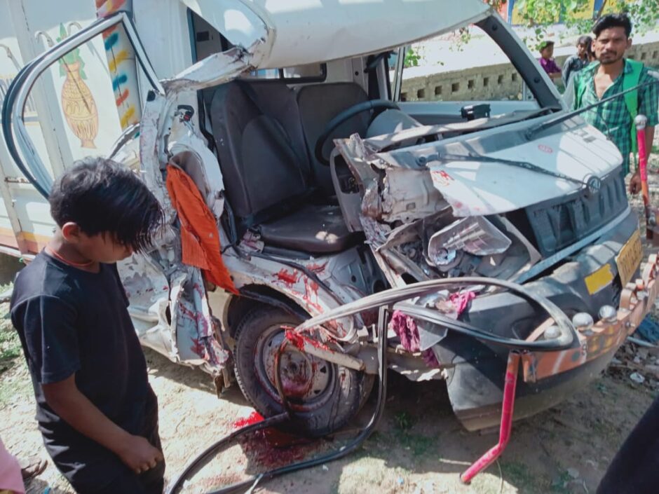 ट्रैक्टर और पिकअप की टक्कर ,पिकअप ड्राइवर बुरी तरह घायल