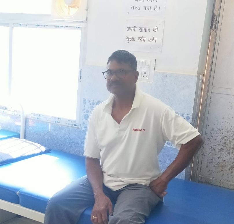 बासुकीटांड़ चौक के समीप अज्ञात वाहन की ठोकर से एसआई सोमरा मुंडा घायल