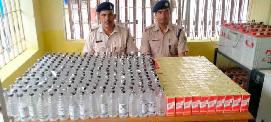 अलग-अलग ट्रेनों से आरपीएफ, जीआरपी ने संयुक्त रूप से छापेमारी कर बरामद किया भारी मात्रा देसी और विदेशी शराब