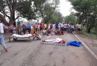 बंगरडीह हाई स्कूल के पास एक अनियंत्रित ट्रक ने बाइक सवार दो युवक को कुचला,  आक्रोशित ग्रामीणों ने शव को रख कर किया सड़क जाम