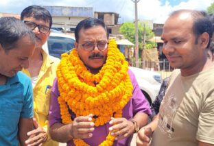बांका जाने के क्रम में बिहार राज्य खाद्य आयोग के अध्यक्ष विद्यानंद विकल को जदयू कार्यकर्ता लक्ष्मीपुर में किया स्वागत