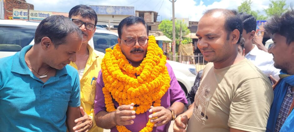 बांका जाने के क्रम में बिहार राज्य खाद्य आयोग के अध्यक्ष विद्यानंद विकल को जदयू कार्यकर्ता लक्ष्मीपुर में किया स्वागत