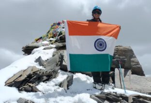 इंटरनेशनल पर्वतारोही निशु सिंह ने लेह लद्दाख पर्वत की 20500 फीट की चोटी पर तिरंगा झंडा फहराया