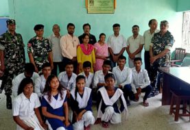 नक्सली हमले में शहीद जवान के पुण्यतिथि के मौके पर बिद्यालय में लगाया गया फलक