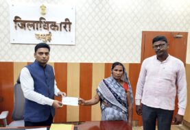 डीएम अवनीश कुमार सिंह ने आपदा से  पीड़ित परिवार को दिया अनुग्रह राशि