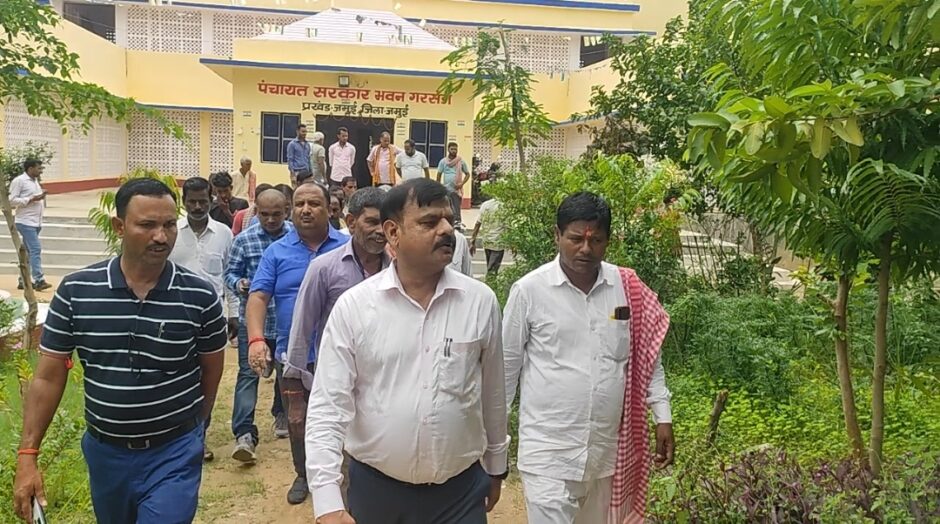 डीडीसी ने किया गरसंडा पंचायत का निरीक्षण, प्रधानमंत्री आवास योजना के लाभार्थी से किया फोन पर बात