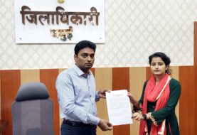 जिलाधिकारी ने 36 घंटे के अंदर सड़क दुर्घटना में मृतक रविंद्र सिंह के आश्रितों को दिया अनुग्रह अनुदान राशि की स्वीकृति पत्र