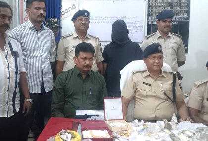 मुंबई से मालिक के घर चोरी कर फरार हुए आरोपी को लाखों रुपए नगद समेत लाखों के आभूषण के साथ पुलिस ने किया गिरफ्तार
