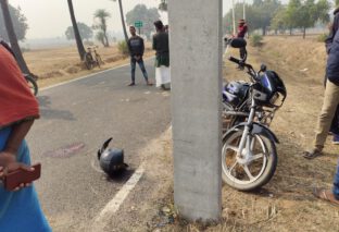 अनियंत्रित मोटरसाइकिल ने बिजली के खंभे में मारी टक्कर, मोटरसाइकिल चालक की मौत