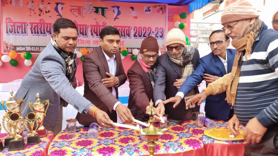 जिलास्तरीय तरंग प्रतियोगिता का हुआ आयोजन, भीषण ठंड के बीच दिखा बच्चों का उत्साह