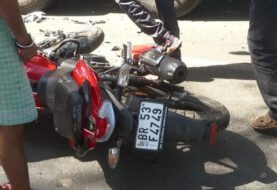 सोनो चंद्रशेखर कॉलेज के पास दो बाइक की आमने सामने टक्कर में  5 लोग हुए घायल