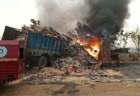 दो ट्रकों की आमने-सामने टक्कर, दोनों ट्रक में लगी आग, ट्रक ड्राइवर की जलकर मौत