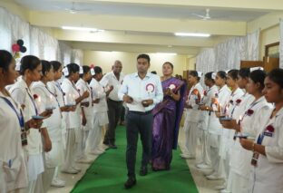 जीएनएम नर्सिंग स्कूल की छात्राओं को जिलाधिकारी ने दिलाया शपथ