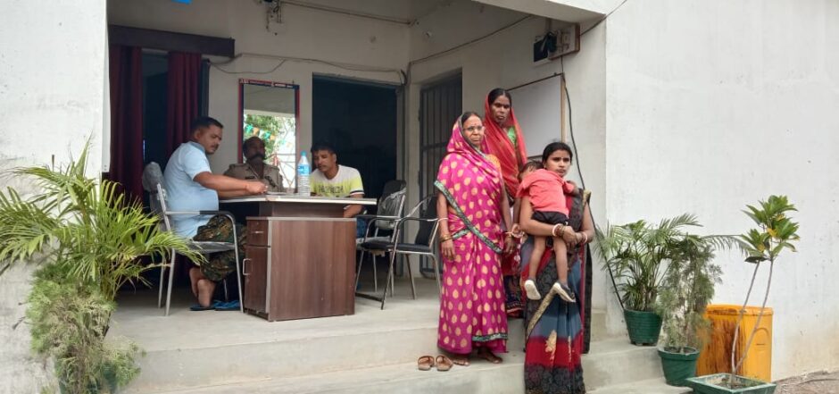 आंख में मोबाइल लगते ही साइबर ठगों ने महिला की खाते से उड़ाये पैसे