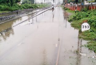 बारिश के चलते रेलवे आटोमेटिक सिग्नल काम करना किया बंद