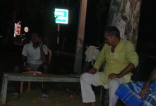 स्मार्ट मीटर लगाने से ग्रामीणों ने किया मना तो विद्युत कर्मी ने काट दी पूरे गांव की बिजली