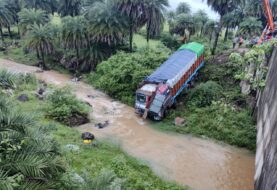 दोबघाट पुल के समीप 30 फीट गहरे नदी में गिरा ट्रक, बड़ा हादसा टला