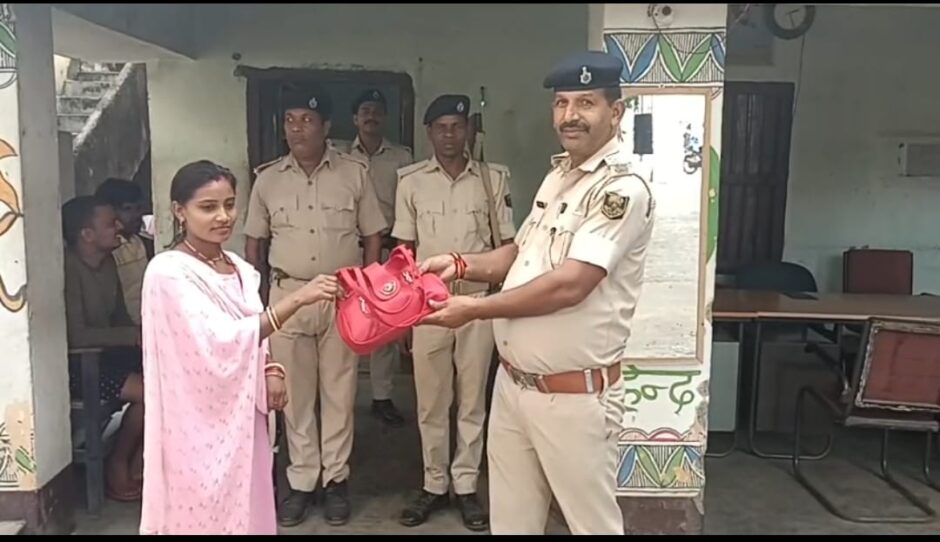 ऑटो में छूटा महिला का पर्स, 2 घंटे में पुलिस ने ढूंढ कर महिला को लौटाया