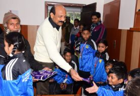 टी आर नारायण स्कूल सिकंदरा के बच्चों ने जमुई डीएम और एसपी से मिलकर नए साल की दी बधाई