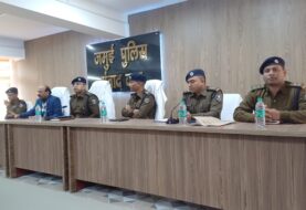 पुलिस पदाधिकारी को डीएम -एसपी ने प्रशस्ति पत्र देकर किया सम्मानित