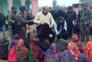 भीषण ठंड को देखते हुए डीएम ने नक्सल प्रभावित क्षेत्र के 12 गांव के लोगों के बीच किया कंबल वितरण