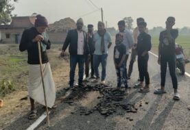 हाथ से उखड़ गई 1.68 करोड़ की लागत से बनी सड़क, 10 दिन पहले हुआ  सड़क का नर्माण