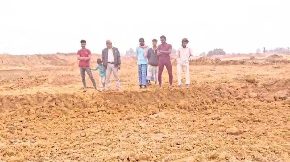 आहर निर्माण कार्य मानक के अनुरूप नहीं होने की ग्रामीणों ने किया शिकायत
