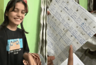 नोटबुक में मरे मच्छरों का कलेक्शन!  मरे हुए मच्छर को देती है नाम