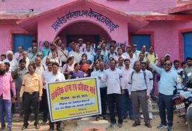 शिक्षकों ने काली पट्टी बांध निकाला प्रतिवाद मार्च