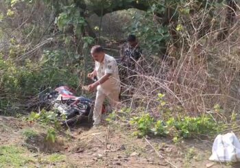 घोटारी जंगल के पास दर्दनाक सड़क हादसा: मामा-भांजा की बाइक को अज्ञात वाहन ने मारी टक्कर, एक की मौत, एक गंभीर घायल