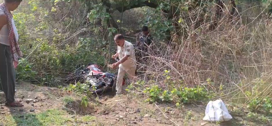 घोटारी जंगल के पास दर्दनाक सड़क हादसा: मामा-भांजा की बाइक को अज्ञात वाहन ने मारी टक्कर, एक की मौत, एक गंभीर घायल
