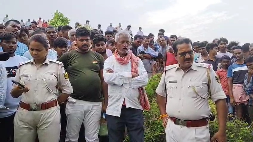 मुडली पहाड़ी पर युवक का शव मिलने से इलाके में सनसनी, परिजनों ने जताई हत्या की आशंका